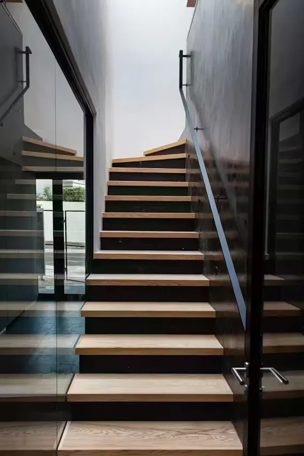 Floating stair remodeling results in Miami